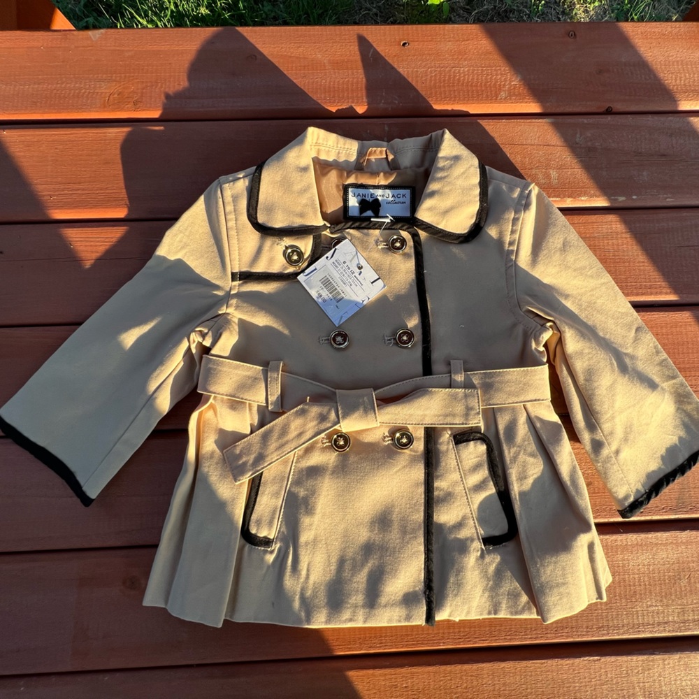 Janie and Jack Tipped Trench coat NWT
Size 6-12 months